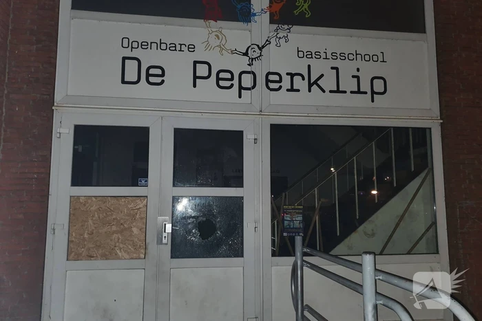 Wederom ruit vernield en vuurwerk naar binnen gegooid in basisschool De Paperclip