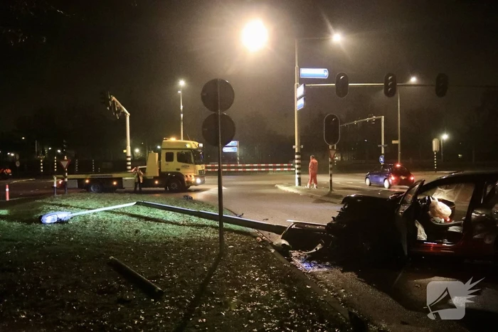 Automobilist rijdt lantaarnpaal uit de grond