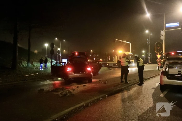 Automobilist rijdt lantaarnpaal uit de grond