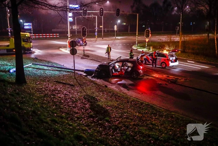 Automobilist rijdt lantaarnpaal uit de grond