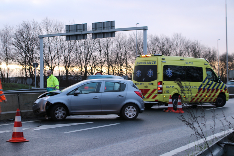 Auto klapt op vangrail