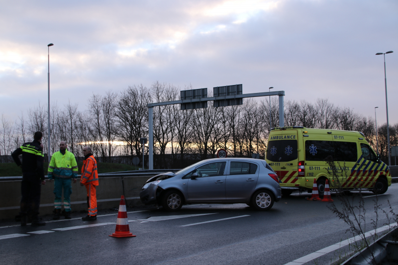Auto klapt op vangrail