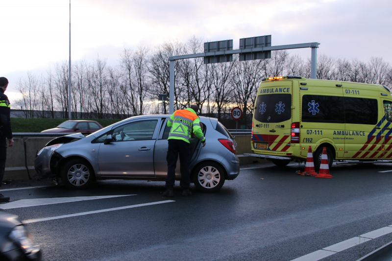 Auto klapt op vangrail
