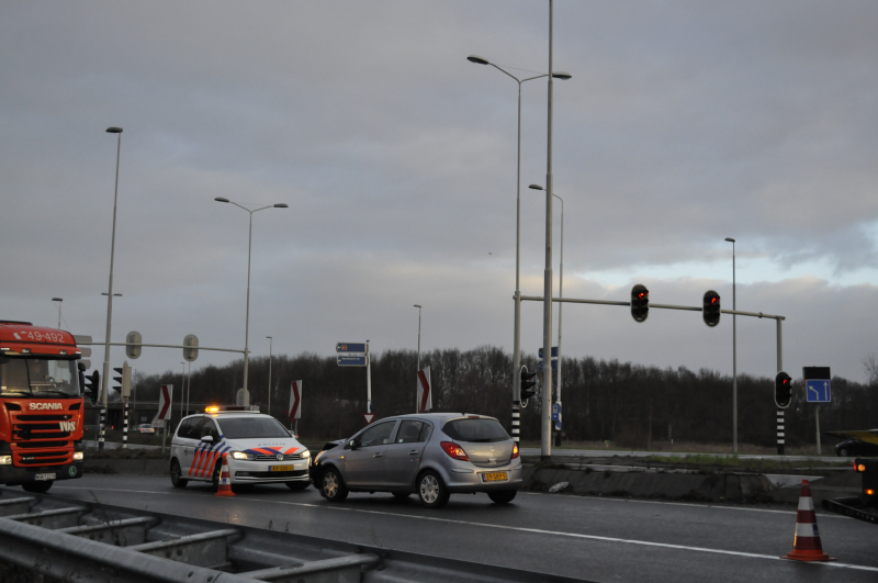 Auto klapt op vangrail