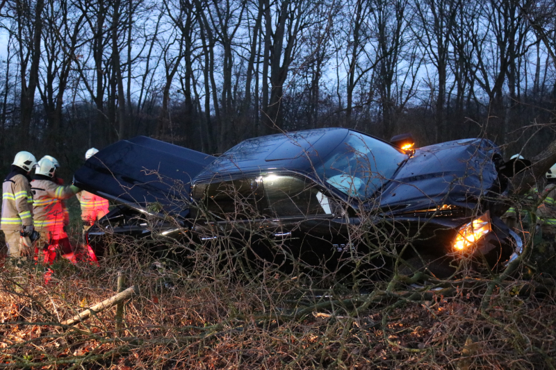 Auto vliegt uit de bocht