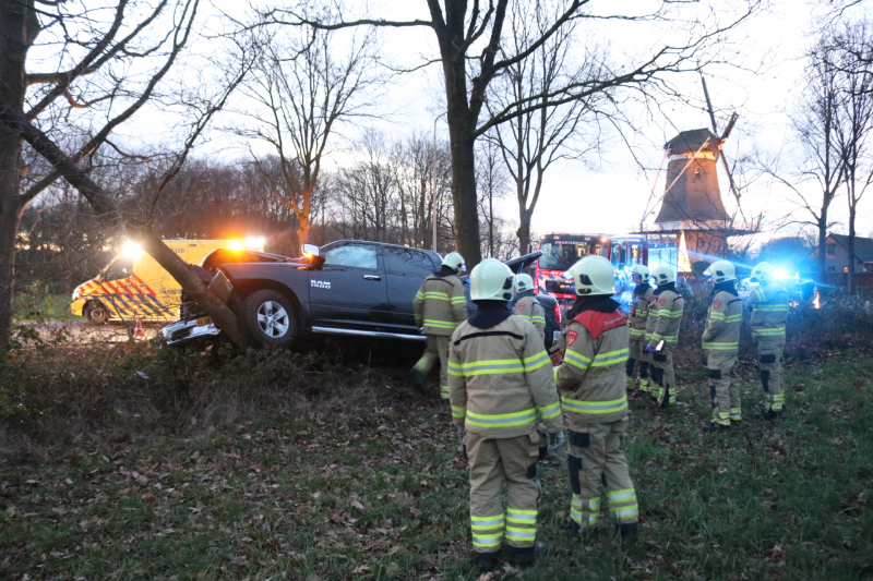 Auto vliegt uit de bocht