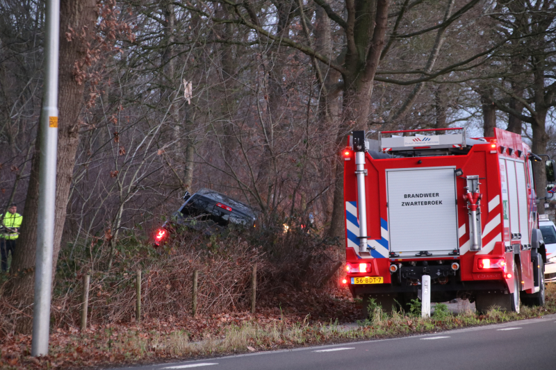 Auto vliegt uit de bocht