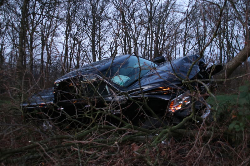 Auto vliegt uit de bocht