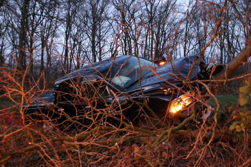 Auto vliegt uit de bocht