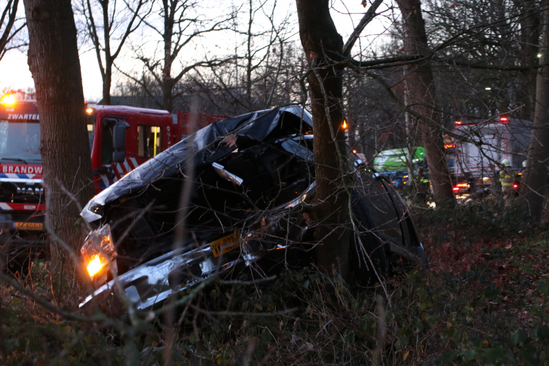 Auto vliegt uit de bocht