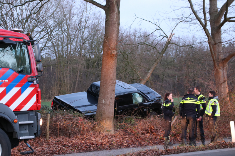 Auto vliegt uit de bocht