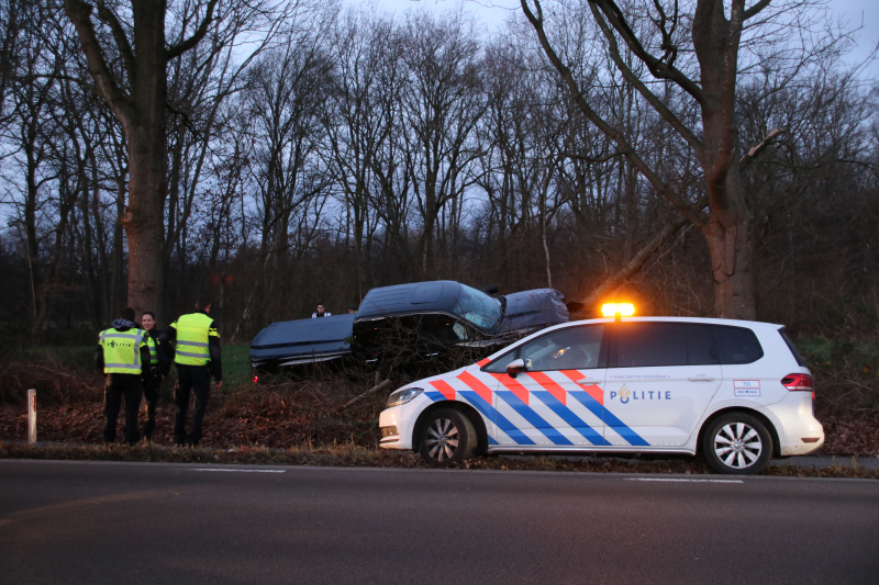 Auto vliegt uit de bocht