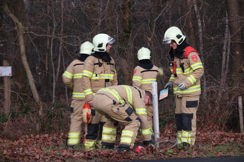 Auto vliegt uit de bocht
