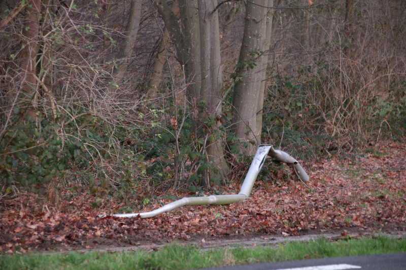 Auto vliegt uit de bocht