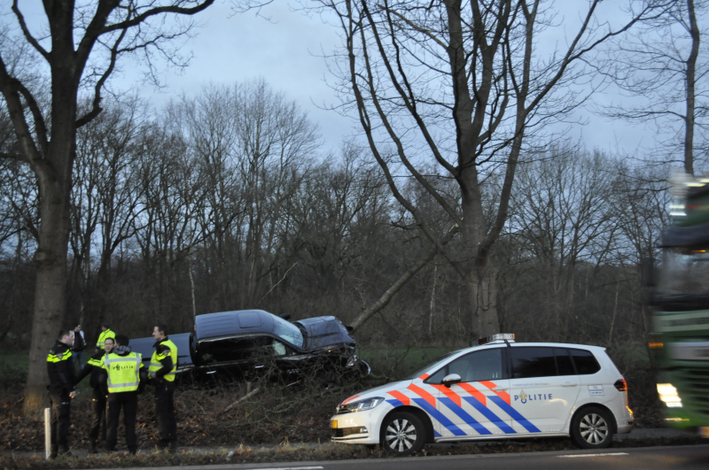 Auto vliegt uit de bocht