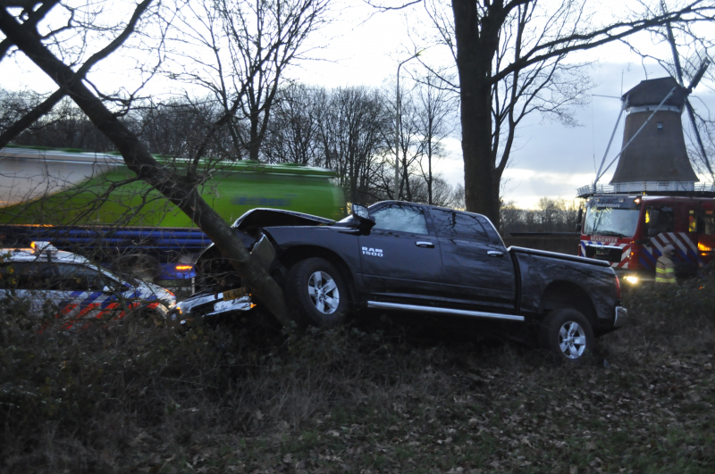Auto vliegt uit de bocht