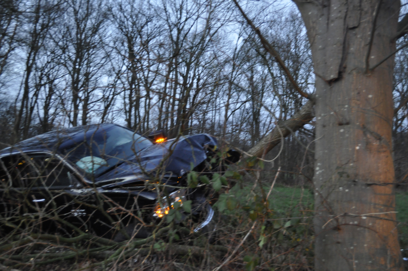 Auto vliegt uit de bocht