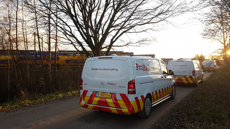Trein ramt auto; bestuurder vlucht net op tijd