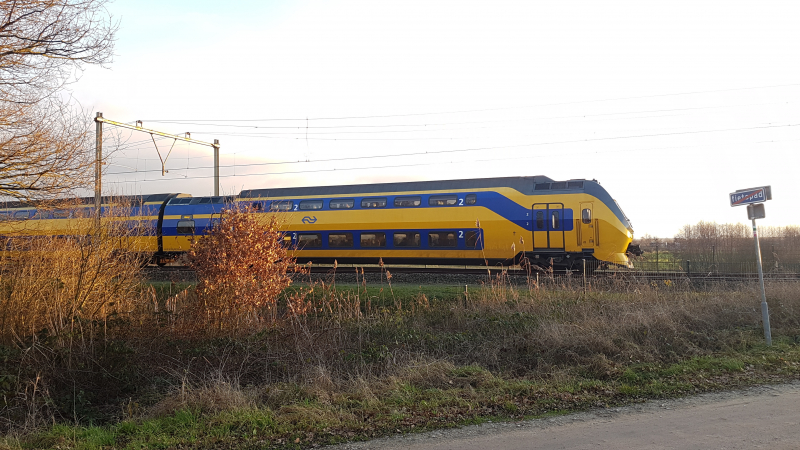 Trein ramt auto; bestuurder vlucht net op tijd