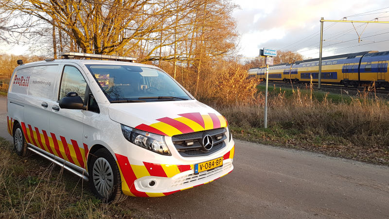 Trein ramt auto; bestuurder vlucht net op tijd