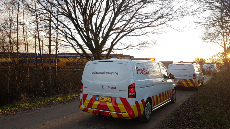Trein ramt auto; bestuurder vlucht net op tijd