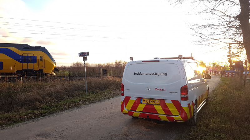 Trein ramt auto; bestuurder vlucht net op tijd