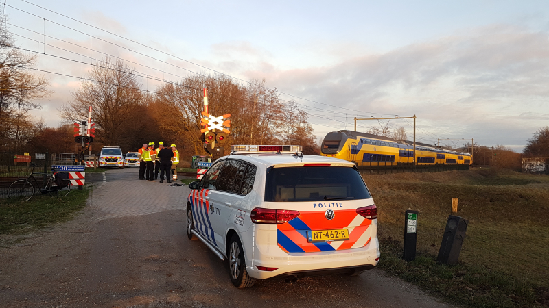Trein ramt auto; bestuurder vlucht net op tijd