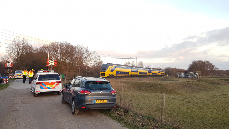 Trein ramt auto; bestuurder vlucht net op tijd