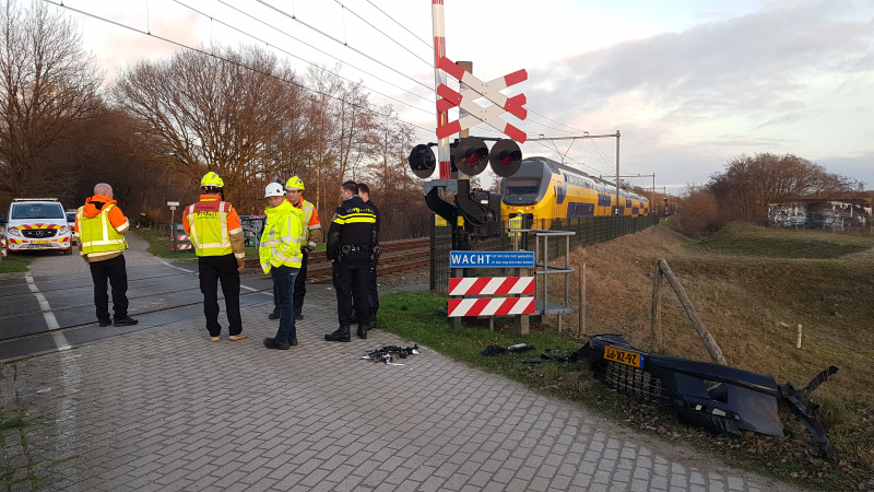 Trein ramt auto; bestuurder vlucht net op tijd