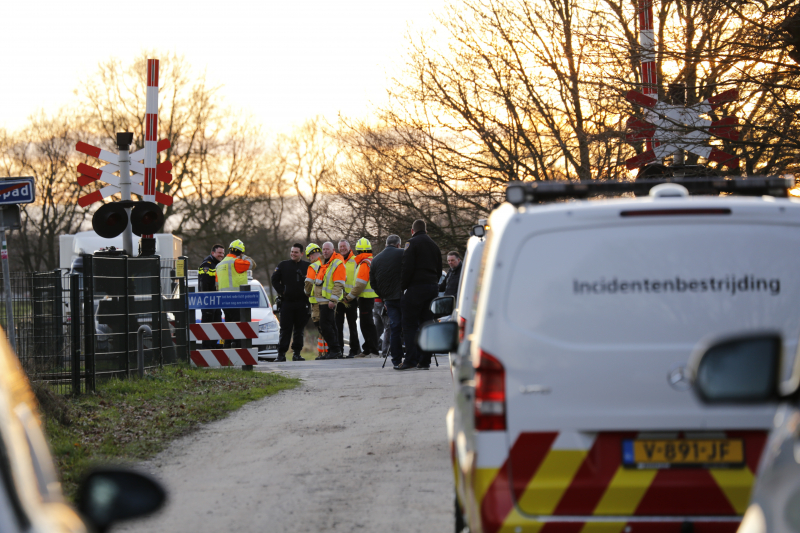 Trein ramt auto; bestuurder vlucht net op tijd