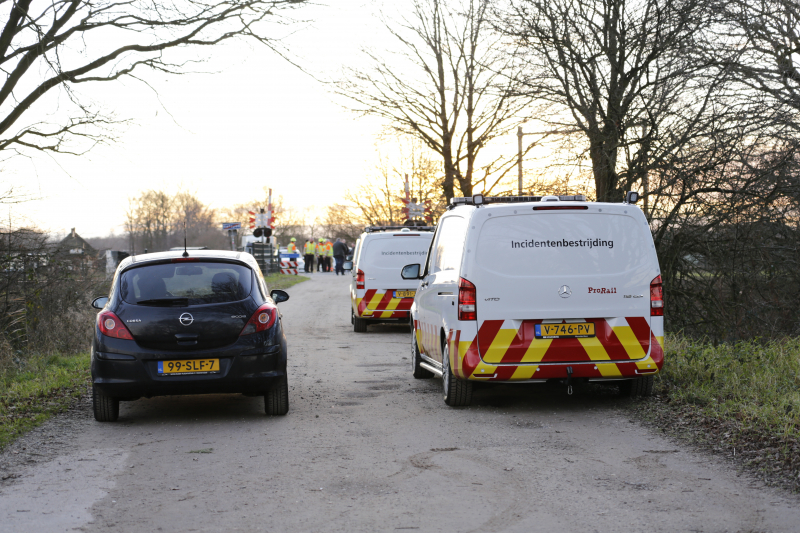 Trein ramt auto; bestuurder vlucht net op tijd
