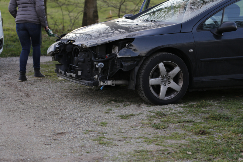 Trein ramt auto; bestuurder vlucht net op tijd