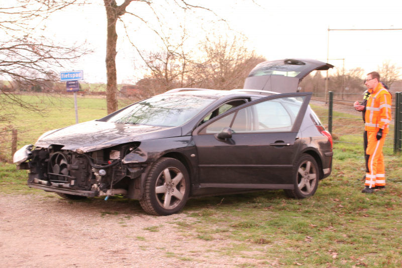 Trein ramt auto; bestuurder vlucht net op tijd