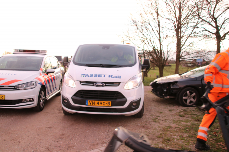 Trein ramt auto; bestuurder vlucht net op tijd