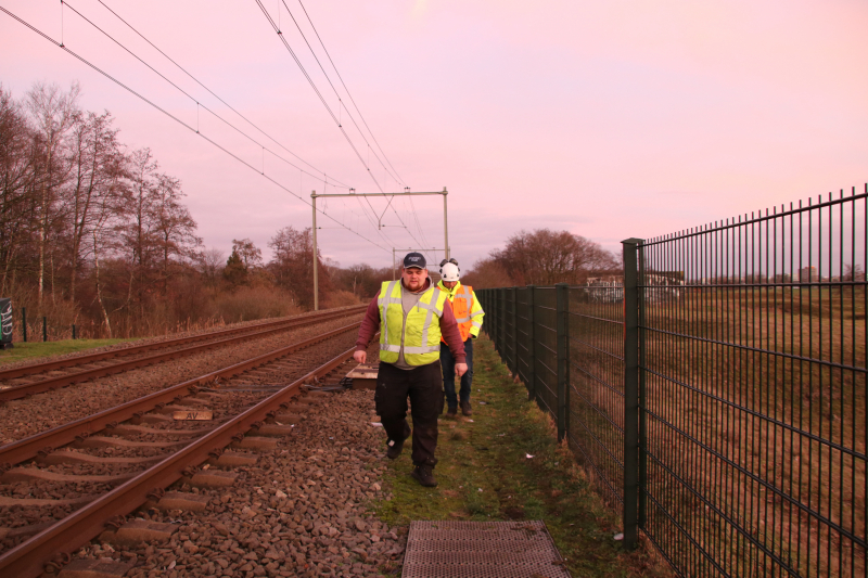 Trein ramt auto; bestuurder vlucht net op tijd