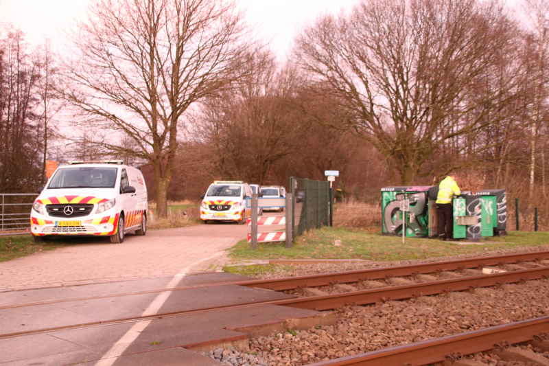 Trein ramt auto; bestuurder vlucht net op tijd