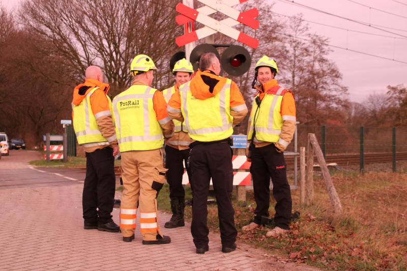 Trein ramt auto; bestuurder vlucht net op tijd