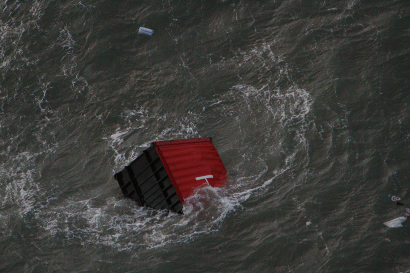 Schip verliest ruim 270 containers op zee