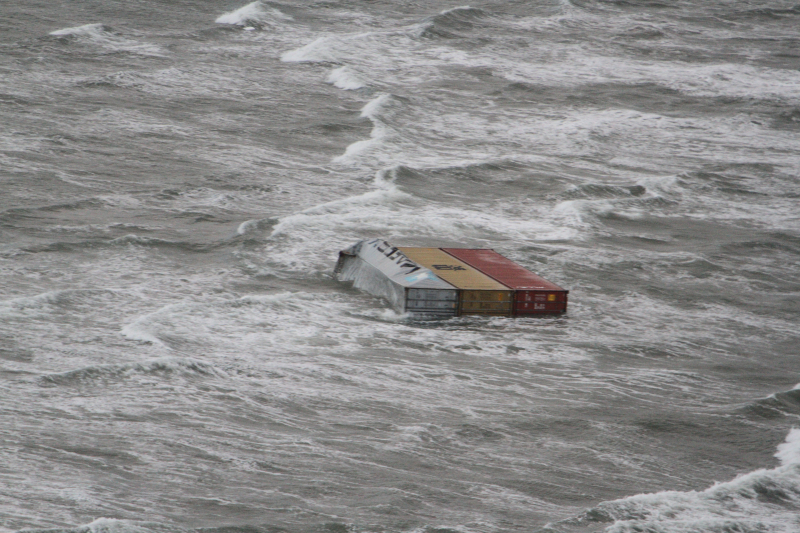Schip verliest ruim 270 containers op zee