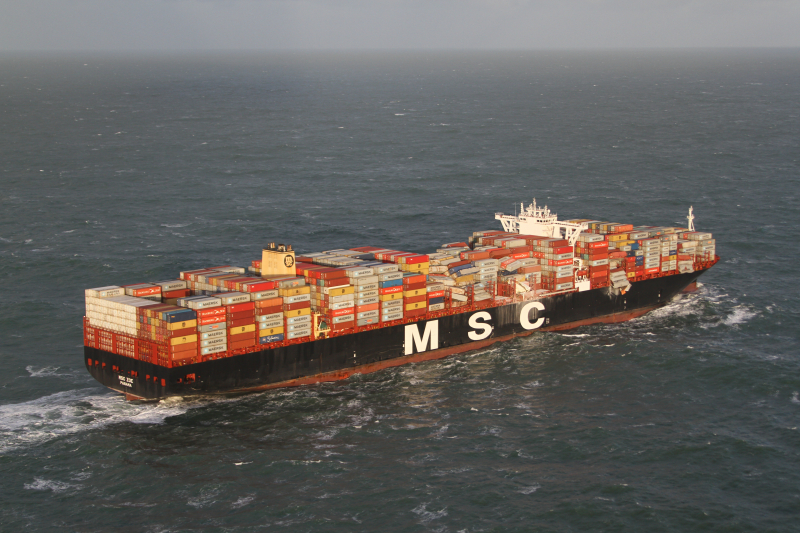 Schip verliest ruim 270 containers op zee