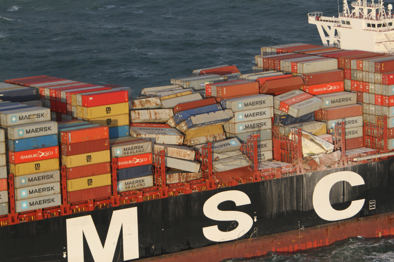 Schip verliest ruim 270 containers op zee
