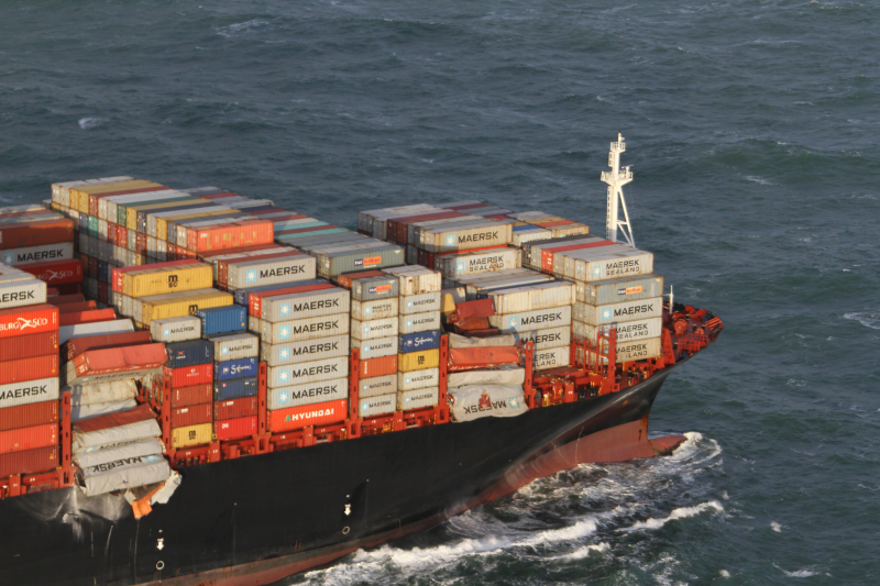 Schip verliest ruim 270 containers op zee