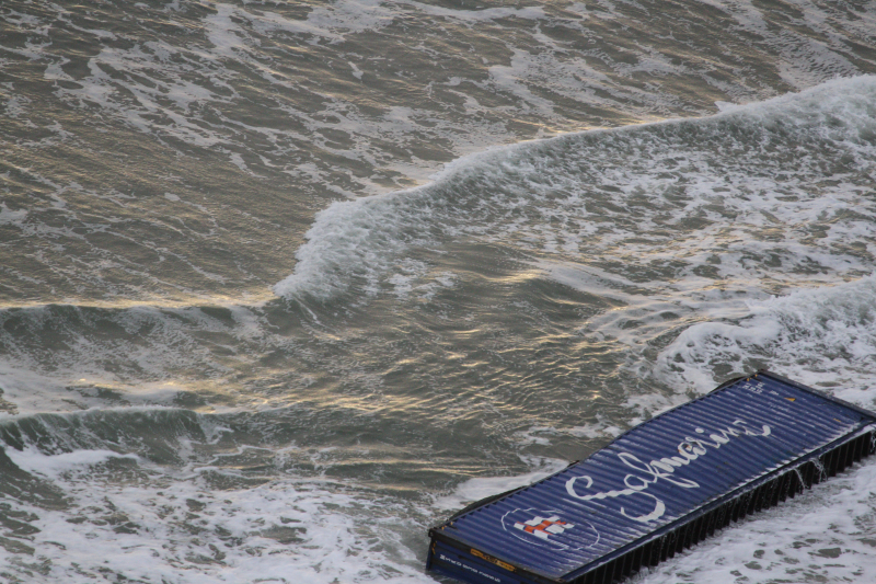 Schip verliest ruim 270 containers op zee