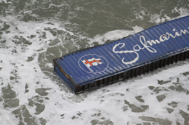 Schip verliest ruim 270 containers op zee