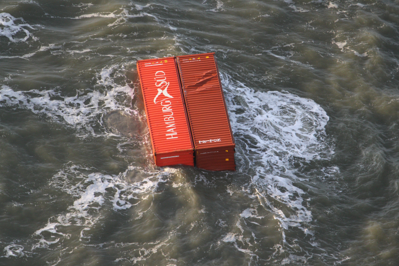 Schip verliest ruim 270 containers op zee