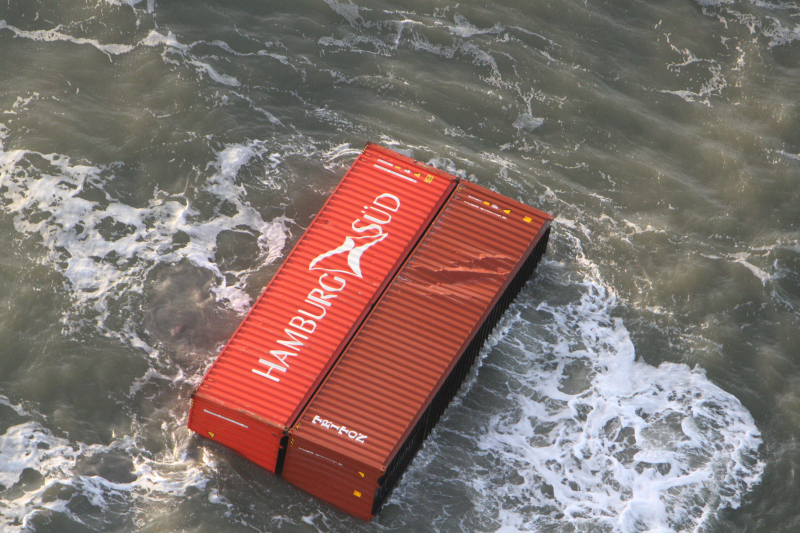 Schip verliest ruim 270 containers op zee