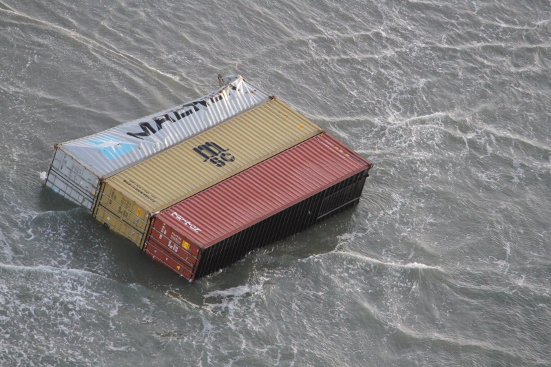 Schip verliest ruim 270 containers op zee