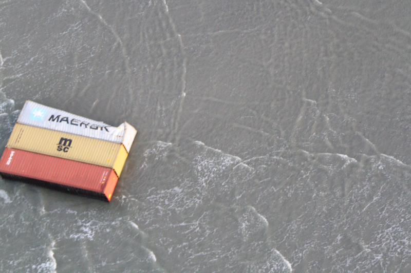 Schip verliest ruim 270 containers op zee