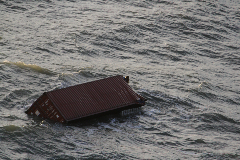 Schip verliest ruim 270 containers op zee