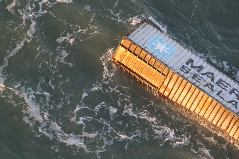 Schip verliest ruim 270 containers op zee